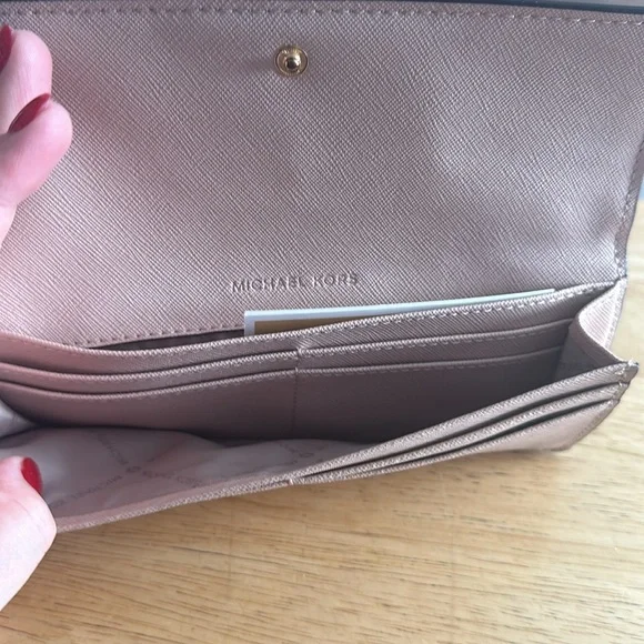 Michael Kors blush envelope, wallet - Picture 4 of 4